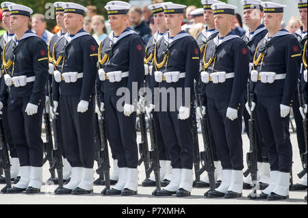 Polnische Marine Ehrengarde Einheit während der Feier des 100. Jahrestages der polnischen Marine in Gdynia, Polen. 24. Juni 2018 © wojciech Strozyk/Alamy Stockfoto