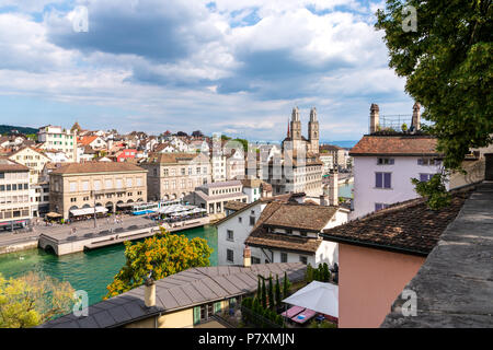 Ein Blick auf das Grossmünster protestantischen Kathedrale in Zürich, von dem Lindenhof, in der Schweiz Stockfoto