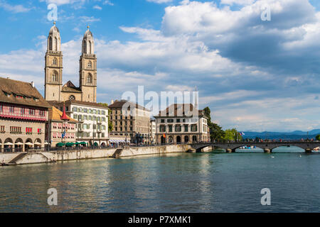 Die Kathedrale Grossmünster in Zürich in der Schweiz, über den Fluss Limmat gesehen Stockfoto