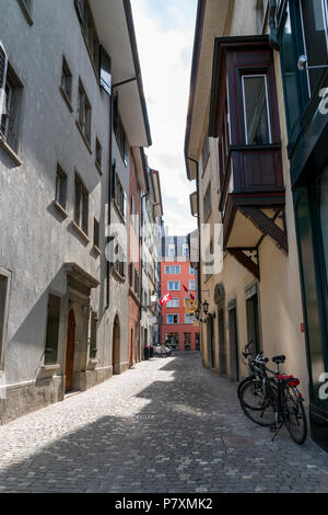 Zwei Fahrräder auf der Seite einer Gasse in Zürich geparkt Stockfoto