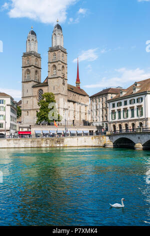 Die Kathedrale Grossmünster in Zürich in der Schweiz, über den Fluss Limmat gesehen Stockfoto