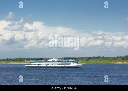 Nischni Nowgorod, Russland - May 07, 2018: eine kleine Kreuzfahrt Schiff macht eine Reise entlang der Wolga Stockfoto