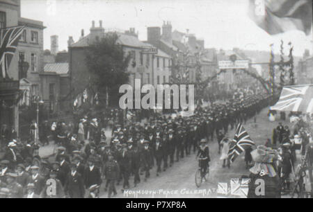 Englisch: Monnow Straße im Juli 1919 zu einem nordöstlichen Winkel zeigt eine Prozession von Soldaten und Zivilisten Frieden feiern nach WK 1. Monmouth Museum Identifikationsnummer: M 2207.13. Juli 1919 276 Monnow Straße mit einer Prozession nach WK 1. Stockfoto