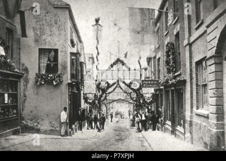 Englisch: Oberseite des Monnow Straße von Agincourt Platz vor Straße wurde 1883 erweitert. Dekoration für Hochzeit von Dame Blanche Somerset zu werden. Monmouth Museum Identifikationsnummer: M3094 C. 1883 276 Monnow Straße von Agincourt Square 1883 Stockfoto