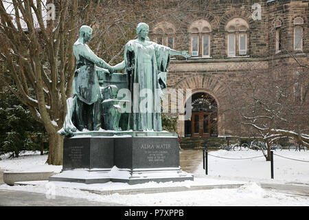 English: Alma Mater Statue (Taft, 1929) der Altgeld Halle auf dem Campus der Universität von Illinois in Urbana-Champaign Englisch: Alma Mater Statue (Taft, 1929) vor altgeld Halle auf dem Campus der Universität von Illinois in Urbana-Champaign Français: Statue de l'Alma Mater (Taft, 1929) Devant le Altgeld Hall, Campus de l'Université de l'à Illinois Urbana-Champaign, États-Unis. Foto: 17. Dezember 2008 Skulptur: Modelliert 1922, Cast 1929, 12. Juni 1929. 18 Alma Mater, lorado Taft Stockfoto