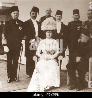 Englisch: Foto an Bord der HMS Medina bei Port Said im Dezember 1911 berücksichtigt. Es war während einer Zwischenlandung auf dem Schiff, King George V und Königin Mary an Indien Delhi Durbar, in deren Verlauf die George V wird offiziell verkündet werden, Kaiser von Indien genommen. Neben Queen Mary ist kâmil Pascha, vier - Zeit Großwesir der Türkei. Ein Bekannter anglophile und ein Verfechter der konstitutionellen Monarchie im britischen Stil für das Osmanische Reich, das 78-jährige Kâmil Pascha, der Englisch sprach, vertreten Sultan Mehmed V und der Jungtürkischen Regierung. Stehend, von Links nach Rechts: Sir Reginald Wi Stockfoto