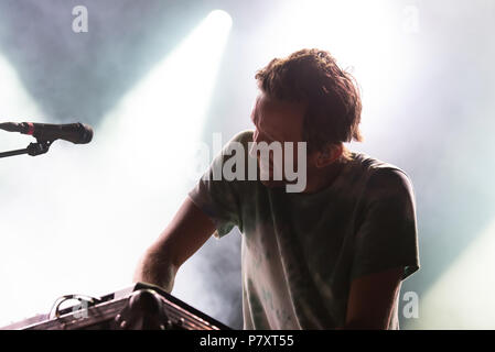 BARCELONA - 31. Mai: Sylvan Esso (Band) führen Sie im Konzert an Primavera Sound Festival am 31. Mai in Barcelona, Spanien 2018. Stockfoto