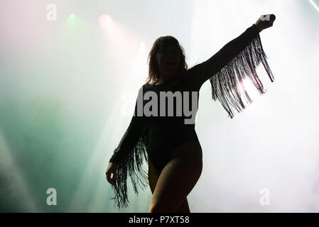 BARCELONA - 31. Mai: Sylvan Esso (Band) führen Sie im Konzert an Primavera Sound Festival am 31. Mai in Barcelona, Spanien 2018. Stockfoto