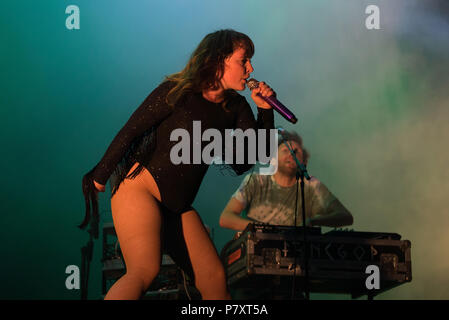 BARCELONA - 31. Mai: Sylvan Esso (Band) führen Sie im Konzert an Primavera Sound Festival am 31. Mai in Barcelona, Spanien 2018. Stockfoto