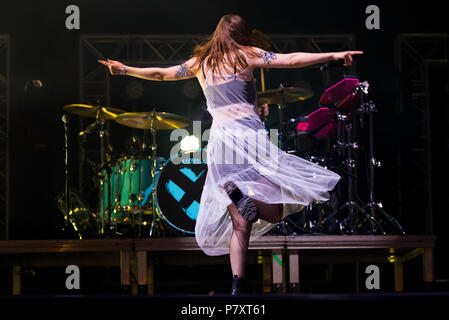 BARCELONA - 31. Mai: Chvrches (electropop Band) im Konzert an Primavera Sound Festivals durchführen am 31. Mai 2018 in Barcelona, Spanien. Stockfoto