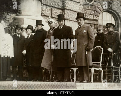 English: Bildnis des Papen, Franz von [1879-1969] zusammen mit Mitgliedern ausländischer Gesandtschaften auf dem Heldenplatz in Wien anlässlich einer Fahnenübergabe einen neuen österreichischen Regimenter. Oktober 1935 163 193510 FranzVonPapenEmbajadorEnAustria Stockfoto