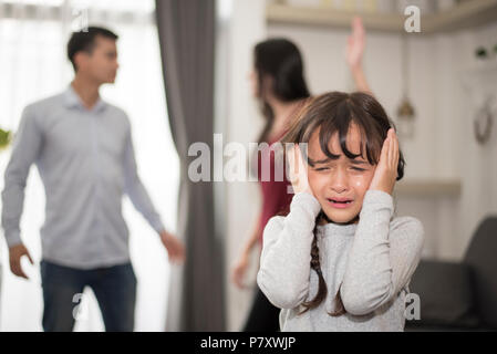 Kleines Mädchen weinte, weil Vater und Mutter Streit, traurige und dramatische Szene, Familie ausgestellt, die Rechte von Kindern missbraucht in der frühen Kindheit Bildung und S Stockfoto