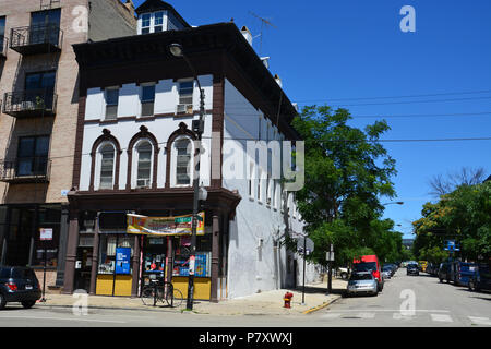 Eine Ecke Bodega in einem alten Wohnhaus am 18 Straße in der Chicago Pilsen Nachbarschaft. Stockfoto