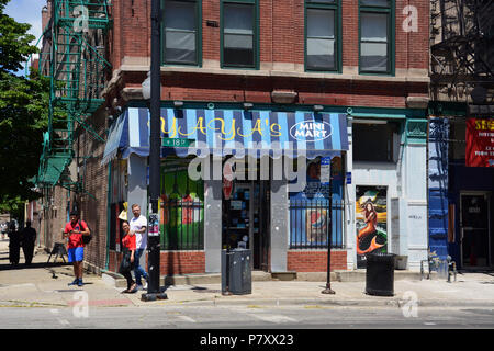 Eine Ecke bodega am 18 Straße in der Chicago Pilsen Nachbarschaft in der Nähe der South Side. Stockfoto