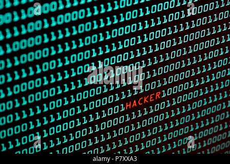 Hacker text und binären Code Konzept vom Desktop Computer Bildschirm, selektiver Fokus, Sicherheit Technik Konzept, Internet hacker Konzept Stockfoto