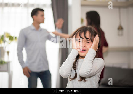 Kleines Mädchen weinte, weil Vater und Mutter Streit, traurige und dramatische Szene, Familie ausgestellt, die Rechte von Kindern missbraucht in der frühen Kindheit Bildung und S Stockfoto