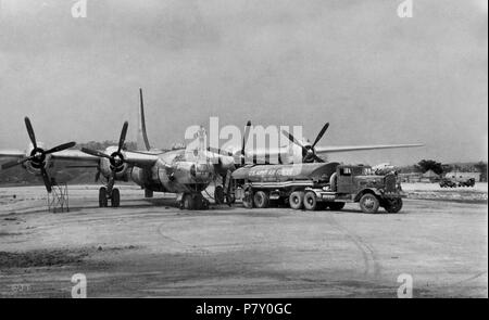 386 Bombardierung Squadron - Konsolidierte XB-32 Dominator am Flugplatz Yontan Okinawa tanken. Stockfoto