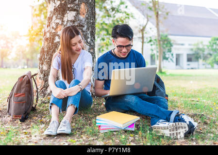 Zwei Asiatische junge Hochschule Leute über Hausaufgaben und eine abschließende Untersuchung der Diskussion für das Testen mit Laptop. Bildung und Freundschaft Konzept. Glück ein Stockfoto