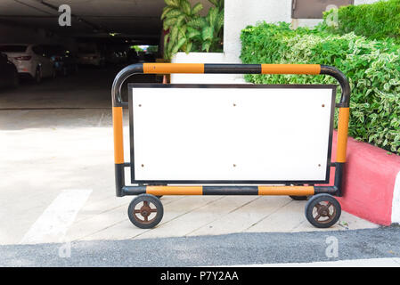 Leeren parkplatz Schild vor Parkplatz oder in der Garage. Verkehrs- und Sign Konzept. Voll der Park viel Konzept. Stockfoto