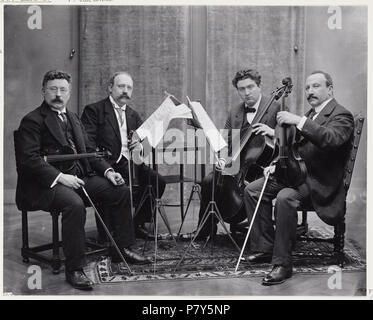 Deutsch: Beschreibung Portret van het Amsterdams Strijkkwartet Met van links naar rechts Louis Zimmermann (bratschist en concertmeester van het Concertgebouworkest), Johan Herbschleb, Frits Gaillard en Herman Meerlo. Documenttype foto Vervaardiger Merkelbach, Atelier J. Collectie Collectie Atelier J. Merkelbach Datering 1913 Inventarissen Http://archief.amsterdam/archief/10164/36249 Afbeeldingsbestand B 00000002489 Generiert mit Dememorixer. 1913 216 Jakob Merkelbach, AFB B 00000002489 Stockfoto