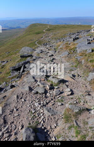 Eine der atemberaubenden Aussicht auf einem der Wanderwege auf dem Weg bis zu Ingleborough Mountain Top in den Yorkshire Dales National Park. Stockfoto