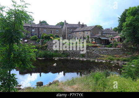 Der Fluss Bain mit einem fast ausgetrockneten Flussbett am Bainbridge in den Yorkshire Dales während der aktuellen Hitzewelle. In der Regel ist der Fluss schnell fließenden Stockfoto