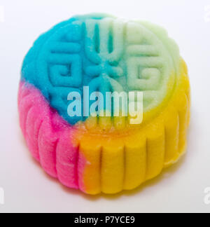 Bunte Regenbogen Schnee Haut Mondkuchen Stockfoto