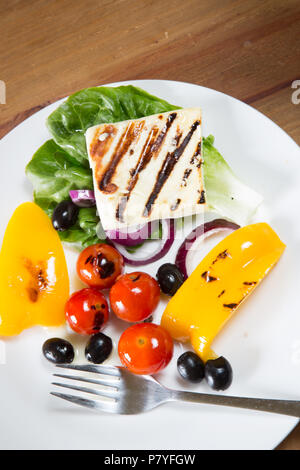 Ein leichtes Mittagessen von warmer Salat von gebratenen Halloumi Käse, Paprika, Tomaten und Kopfsalat Stockfoto