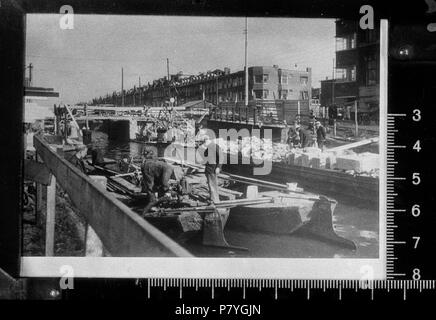 . Huizinga collectie afbraak stadsdelen - Niod-216528. Nederlands: Foto uit de collectie Huizinga van het NIOD. In de Javastraat wordt de oude Brug gesloopt wegens aanleg van de "Atlantikwall". Menno Huizinga war onderdeel van de Ondergedoken Kamera en-de illegaal maakte Foto tijdens bezetting. Dit tat hij zijn woonplaats hoofdzakelijk in Den Haag. Datum unbekannt 37 BC856 HUI-1222 Stockfoto