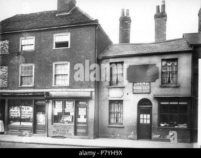 Englisch: Oxford Road, Reading. Nordseite, C. 1902. Nr. 46 (E. Irwin, kragen Wäscheservice); Nr. 44 (Noakes und Sohn, Schuh Werkstätten); Nr. 42 (Henry James Abery, Second Hand Kleidung Händler). 1900-1909: Fotografie von Walton Adams. Teil dieses Foto wurde verwendet, Postkarte, Dynix 1221788. 1902 298 Oxford Road, Reading, C. 1902 (1) Stockfoto