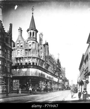 Englisch: Oxford Road, Reading. Nordseite, C. 1920. Nr. 34, 32, 30, 28, 26, 24, 22, 20, 18, 16, 14, 12, 10, 8 und 6 und an den Einlaßventilen Nr. 8, 6, 4 und 2 Cheapside (das Kaufhaus von William McIlroy Ltd.) von den gegenüberliegenden Ecke Cheapside gesehen. Teil Nr. 36 Oxford Road (die Schneeflocke Wäscheservice) sichtbar ist. 1920-1929: Fotografie von Walton Adams. Es ist eine Postkarte version bei Dynix 1221711. Dies ist ein Foto von denkmalgeschützten Gebäude Nummer 1113436. . Zwischen 1920 und 1929 298 Oxford Road, Reading, C. 1920 Stockfoto