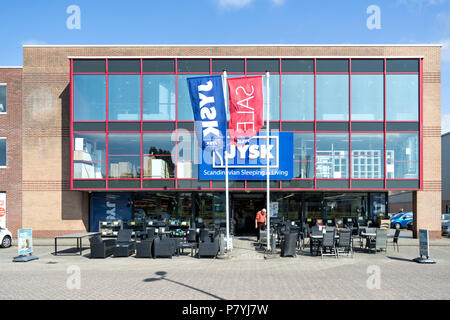 Jysk store in Leiderdorp, Niederlande. Jysk ist ein dänischer Einzelhandelskette, Verkauf von Haushaltsgeräten wie Matratzen, Möbel und Inneneinrichtung. Stockfoto