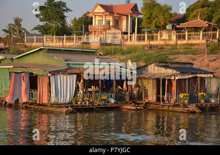 Haus am Wasser in Kambodscha Stockfoto