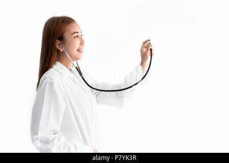 Ärztin hält Stethoskop und Heart Beat Sound auf weißem Hintergrund isoliert hören. Ärzte und medizinisches Konzept. Krankenhaus und Menschen Thema Stockfoto