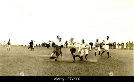 Português: Jogo de Futebol No Campo de D. Carlos envolvendo elementos Ingleses tun Santa Clara e elementos do Futuro Marítimo. Funchal, meados de 1909 (c.). Antigo arquivo tun Club Sport Marítimo. 1909 221 Jogo de Futebol No Campo de D. Carlos, C. 1909 (1) Stockfoto