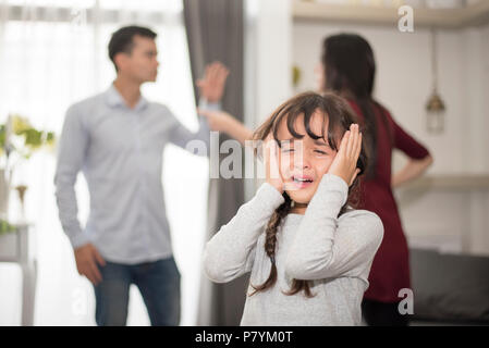 Kleines Mädchen weinte, weil Vater und Mutter Streit, traurige und dramatische Szene, Familie ausgestellt, die Rechte von Kindern missbraucht in der frühen Kindheit Bildung und S Stockfoto