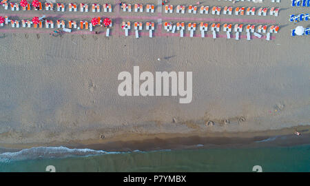 Luftaufnahme von einem Strand mit Sonnenstrahlen. In Sea Island. Luftaufnahme. Ansicht von oben. erstaunliche Natur Hintergrund. Die Farbe des Wassers und schön hell. Stockfoto