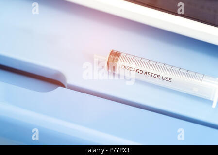 Keine Spritze auf dem blauen Kühlschrank, Droge und Krankenhaus Konzept Stockfoto