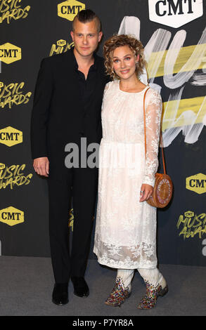 2018 CMT Music Awards Liebe aus dem Bridgestone Arena in Nashville, TN Mit: Brandon Robert Young, Clare Bowen Wo: Nashville, Tennessee, United States Wann: 06 Jun 2018 Credit: Judy Eddy/WENN.com Stockfoto