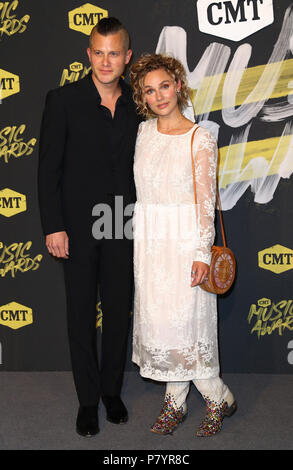 2018 CMT Music Awards Liebe aus dem Bridgestone Arena in Nashville, TN Mit: Brandon Robert Young, Clare Bowen Wo: Nashville, Tennessee, United States Wann: 06 Jun 2018 Credit: Judy Eddy/WENN.com Stockfoto