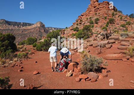 Jungen Rucksack paar Vorbereiten für die nächste Wanderung auf Horseshoe Mesa im Grand Canyon National Park, Arizona, United States. Stockfoto