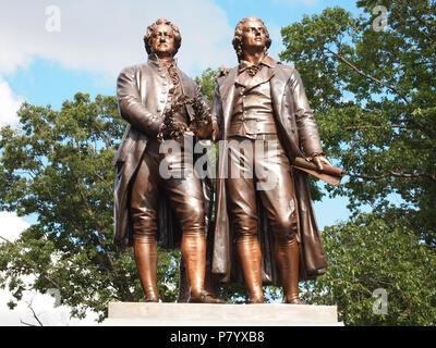 Englisch Foto Des Goethe Schiller Denkmal In Syracuse New York 1911 Goethe Ist Der Reader Links Er Halt Einen Lorbeerkranz In Seiner Rechten Und Seiner Linken Hand Leicht Auf Schiller S Schulter Schiller Das