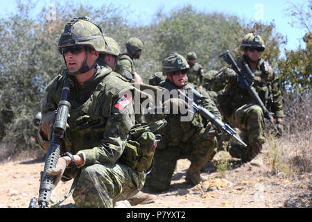 180706-M-MW 401-1007 Camp Pendleton, Calif (6. Juli 2018) Der kanadische Soldaten, die in den königlichen 22e Régiment ein Squad-level-Angriff bei einer Live-Feuer während der Pacific Rim (Rimpac) Übung im Marine Corps Base Camp Pendleton, Kalifornien, 6. Juli 2018 zu planen. Die Schulung bot eine dynamische Umgebung, anspruchsvolle Führer am Feuer, Team und Gruppe Ebene, indem die Soldaten zu reagieren, um die Ziele in einem taktischen Einstellung. RIMPAC bietet hochwertige Ausbildung für Task-organisierte, hoch-fähigen Marine Air-Ground Task Force und erhöht die kritische Reaktion auf Krisen Fähigkeit der US-Marines Stockfoto