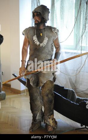 Polen. Urgeschichte. Neolithikum. Erholung von einem Jäger und seine Kleidung. Sonderausstellung "Die Jäger Siedlung Fok von der Steinzeit bis in den Golf von Puck" (März bis Juni 2015). Archäologisches Museum. Danzig. Polen. Stockfoto