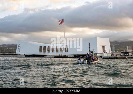 180706-N-CW 570-1083 JOINT BASE Pearl Harbor - HICKAM, Hawaii (6. Juli 2018) der US-Marine Taucher, zugeordnet zu den Mobilen Tauchen retten (MDSU) 1, Transit auf der USS Arizona Memorial für einen Tauchgang am Joint Base Pearl Harbor-Hickam während der Rand des Pazifik (Rimpac) Übung. 25 Nationen, 46 Schiffe, 5 U-Boote, über 200 Flugzeuge und 25.000 Angestellte beteiligen sich an Rimpac vom 27. Juni bis 2. August in und um die hawaiischen Inseln und Südkalifornien. Die weltweit größte internationale maritime Übung RIMPAC bietet eine einzigartige Ausbildung während der Förderung und Erhaltung Stockfoto