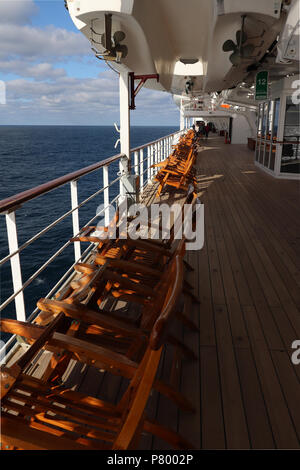Liegestühle mit Blick auf die Ostsee auf teakdeck im Sonnenlicht auf Deck 7 der Queen Mary 2 auf einen frühen Frühling Überquerung des Atlantik; Horizont und Wolken. Stockfoto