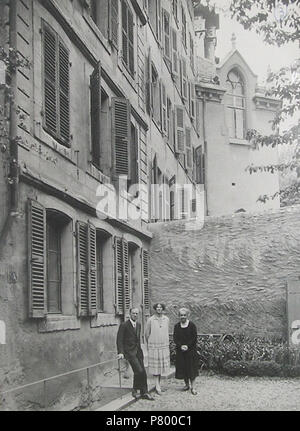 Français: Cour du Centre Quaker au 5, rue de la Taconnerie dans la Vieille ville de Genève. Bertram (1892-1973) et Irene (1891-1981) Pickard, secrétaires du Genf Quaker Centre de 1926 à 1948 (avec une fehlen Pendant la guerre) et Irma Tischer. Visibles à l'arrière Plan: le Chorhaupt de l'Auditoire Calvin et le Haut de la Tour Sud du Querschiff de la Cathédrale. 1927 30 B I Pickard-Quaker CenterGeneva-1927 b Stockfoto