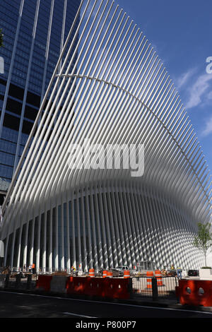 Oculus in New York City als aus der Kirche St. gesehen, über die Plaza des World Trade Center, wie eine weiße Taube Flucht vor blauem Himmel. Stockfoto