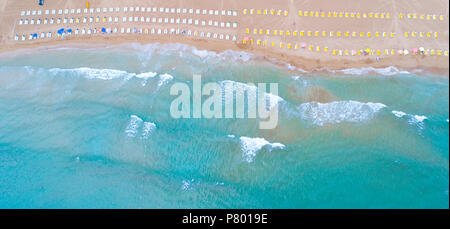 Luftaufnahme von einem Strand mit Sonnenstrahlen. In Sea Island. Luftaufnahme. Ansicht von oben. erstaunliche Natur Hintergrund. Die Farbe des Wassers und schön hell. Stockfoto