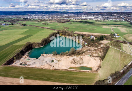 Antenne drone Ansicht der geöffneten Grube ausbaggern See in einer verlassenen Mine Kies Stockfoto